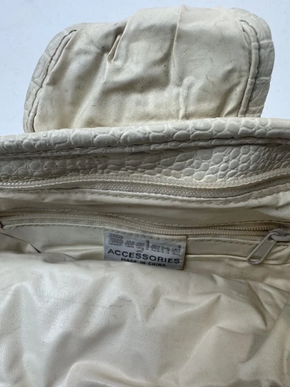Vintage Beige Shoulder Bag With Knotted Accent & Zip Closure